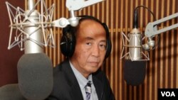លោក ម៉ម សូណង់ដូ នៅ​ក្នុង​ស្ទូឌីយោ​ VOA ក្នុង​រដ្ឋធានី​វ៉ាស៊ីនតោន​កាល​ពី​ខែ​ឧសភា​ឆ្នាំ​២០១៣។