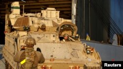 资料照片：拉脱维亚里加港口的一辆美国陆军“布拉德利”战车。(2019年10月16日)