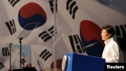 Jemaat memegang lentera saat Paus Fransiskus merayakan Corpus Domini seusai prosesi dari St. John di Basilika Lateran ke Basilika Agung Santa Maria, menandai hari raya Tubuh dan Darah Kristus, di Roma.