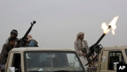 지난 9월 예멘 사나에서 후티 반군이 상공을 향해 총을 난사하고 있다.