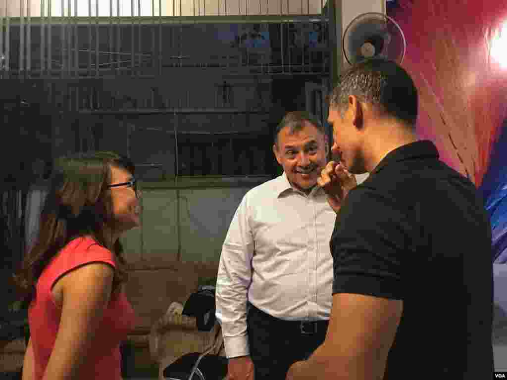 ឯកអគ្គរដ្ឋទូតសហរដ្ឋអាមេរិកប្រចាំនៅកម្ពុជាលោក William Heidt សំណេះសំណាលជាមួយភ្ញៀវកិត្តិយសក្នុងកិច្ចពិភាក្សាស្តីពីកម្មសិទ្ធិបញ្ញា និងឧស្សាហកម្មតន្រ្តីកម្ពុជា ដែលប្រព្រឹត្តនៅមជ្ឈមណ្ឌលបុប្ផាណាដើម្បីអបអរទិវាកម្មសិទ្ធិបញ្ញាពិភពលោក កាលពីថ្ងៃទី១០ ខែ ឧសភា ឆ្នាំ ២០១៨ រាជធានីភ្នំពេញ ប្រទេសកម្ពុជា។(ទុំ ម្លិះ/VOA)