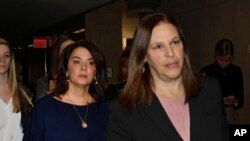 Actress Annabella Sciorra, center, arrives as a witness in Harvey Weinstein's rape trial, with Assistant District Attorney Joan Illuzzi, right, in New York, Jan. 23, 2020.
