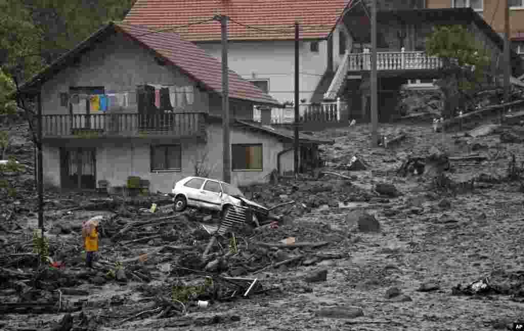 Bencana tanah longsor akibat banjir melanda Desa Topcic, dekat kota Zenica, Bosnia utara.