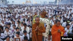 ពលរដ្ឋ​កម្ពុជា​រាប់សែន​នាក់ ​ដែល​មិនធ្លាប់​មាន​ច្រើន​ដូច្នេះ​ បាន​ឈរ​ទទួល​ ព្រះ​បរមសព​សម្តេចឳ​នៅ​តាម​ដងផ្លូវ​ពី​ព្រលាន​យន្តហោះ​អន្តរជាតិ​ភ្នំពេញ​មក​ព្រះ​បរមរាជវាំង​​​ ពេល​គេ​ដឹក​តាម​ទីនាំង​ពី​ប្រទេស​ចិន​មក​កម្ពុជា។