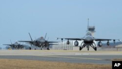 Pesawat jet tempur AS F-16 Fighting Falcon dan F-35A Lightning IIs ikut berpartisipasi dalam latihan bersama AU Amerika dan Korea Selatan. 