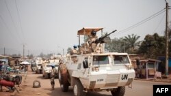 Les contingents égyptiens et portugais des Nations Unies patrouillent dans le quartier PK5 à prédominance musulmane de Bangui, le 27 janvier 2018.