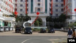 រូបឯកសារ៖ សណ្ឋាគារ​វិមានខ្សាច់មាសនៅក្រុង​ព្រះសីហនុ​ ដែល​ត្រូវបាន​បន្ថែម​ដោយ​កាស៊ីណូ ដើម្បីស្វាគមន៍​ភ្ញៀវ​ទេសចរ​ចិន ដែលមានការ​កើន​ឡើង​យ៉ាង​គំហុក (ស៊ុន ណារិន/VOA)