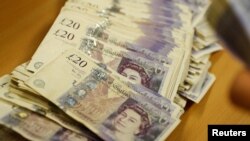 Nilai mata uang Inggris, pound sterling, menyusut, Senin (20/4). (Foto: ilustrasi). Wabah virus corona telah membekukan aktivitas ekonomi di Inggris, seperti halnya di negara-negara maju lainnya, sehingga mendorong para ekonom untuk memperkirakan kemungkinan resesi yang parah.