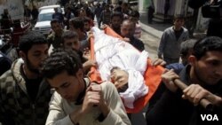 Warga Palestina mengangkut korban tewas akibat serangan udara Israel untuk dimakamkan di Gaza.