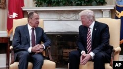 Presiden AS Donald Trump (kanan) menerima Menlu Rusia Sergei Lavrov di Gedung Putih hari Rabu (10/5).