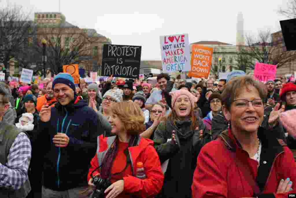 Crowds of people attend a rally before the Women’s March, studded with celebrities and lawmakers, in Washington, D.C., Jan. 21, 2017. (E. Sarai/VOA)