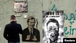 李文亮成为走出中国的一道独特风景线。图为捷克布拉格市一堵墙上张贴着中国武汉眼科医生李文亮的遗像。（路透社2020年3月13日资料照）