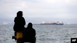 Deux femmes sont assis dans un camp de réfugiés vers Athènes, dans la banlieue de Skaramagas, 25 août 2016. 