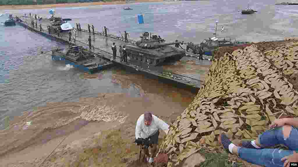 舟桥部队比赛中的俄罗斯工兵。