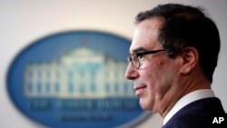 美国财政部长姆努钦在白宫的新闻简报室谈及新型冠状病毒（2020年4月2日）。