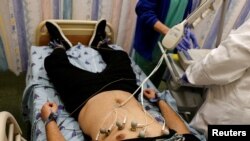 Seorang pasien yang menderita long COVID menjalani pemeriksaan di klinik khusus bagi para pasien yang telah terjangkit COVID-19 di Rumah Sakit Ichilov di Tel Aviv, Israel, pada 21 Februari 2022. (Foto: Reuters/Amir Cohen)