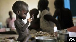 Seorang balita sedang makan di tempat perawatannya di sebuah rumah sakit di Sudan. UNICEF mengkhawatirkan krisis kemanusiaan, khususnya terhadap anak-anak jika pecah konflik di Sudan selatan.