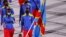 Balakisi bilongi ya Ekolo Congo démocratique batamboli na bendele ya mboka na milulu mya bofungolami ya ba Jeux olympiques, Tokyo, Japon, 23 juillet 2021. (REUTERS/Mike Blake) 