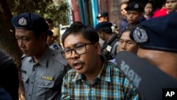 Le journaliste de Reuters, Wa Lone, au centre, lors de son procès, Rangoun, Birmanie, le 28 février 2018.