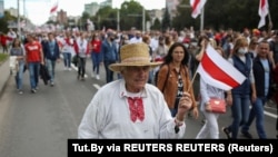 Para pendukung kelompok oposisi berdemo di Minsk, Ibu Kota Belarus, memprotes hasil pemilu dan kekerasan oleh polisi, Minggu, 13 September 2020. (Foto: Reuters) 