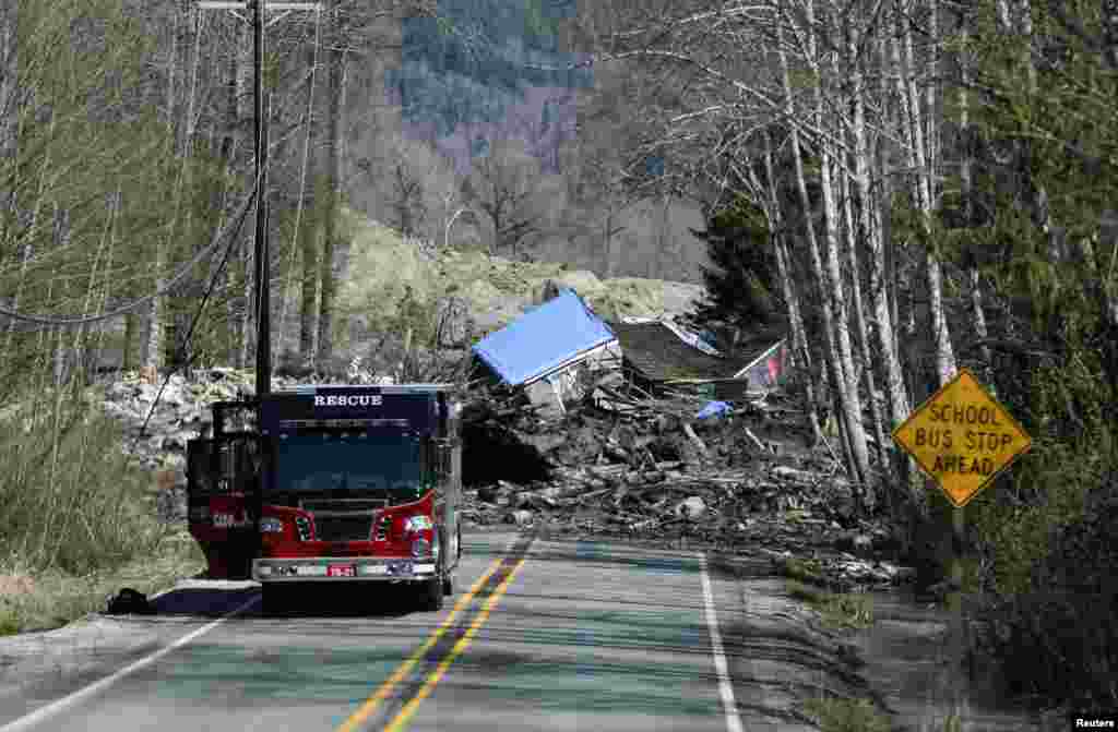 Sebuah kendaraan tanggap darurat diparkir dekat lokasi tanah longsor dan puing-puing bangunan dekat Oso, Washington (23/3).