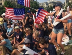 American fans cheer watching the Women's soccer World Cup final on an outdoor jumbotron in Paris, France, July 7, 2019. (L. Bryant/VOA)