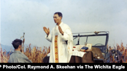 한국전쟁에 미 육군 군종 신부로 참전한 에릭 카폰 대위가 1950년 7월 지프 군용차에 제대를 만들고 미사를 봉헌하고 있다. 카폰 대위는 한 달 뒤 중공군의 포로가 된 뒤 1951년 5월 수용소에서 숨졌다.