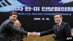 Sekretar odbrane SAD Mark Esper, levo, rukuje se sa južnokorejskim ministrom odbrane Đeong Keong Doom pred fotoreporterioma u Ministarstvu odbrane Južne Koreje u Seulu, 15. novembra 2019.