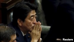 아베 신조 일본 총리가 18일 본의회에서 집단 자위권 법안 표결 결과를 기다리고 있다. 