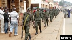 Des soldats congolais patrouillent pour empêcher des civils de protester contre l'incapacité du gouvernement à mettre fin aux tueries et aux tensions interethniques dans la ville de Butembo, dans la province du Nord-Kivu en République démocratique du Congo, le 25 août 2016.