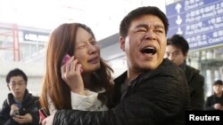 Sanak keluarga para penumpang pesawat Malaysia Airlines MH370 di Beijing terus menuntut jawaban (foto: dok). 