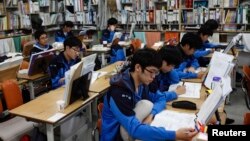 参加ACT考试的韩国学生。（资料照）