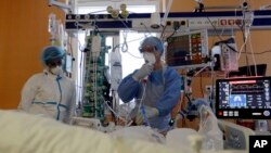 지난 7일 체코 프라하의 제너럴대학병원에서 의료 관계자들이 신종 코로나바이러스 감염증(COVID-19) 확진자를 치료하고 있다.