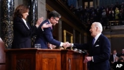 Rais Biden amsalimia Spika wa Baraza la Wawakilishi, Mike Johnson.