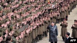 ຮູບຖືກຖ່າຍໃນວັນທີ 25 ກຸມພາ ແລະເຜີຍແຜ່ໂດຍອົງການຂ່າວ KCNA ໂດຍ KNS ໃນວັນທີ 26 ກຸມພາ 2025, ສະແດງໃຫ້ເຫັນຜູ້ນໍາເກົາຫຼີເໜືອ ທ່ານ ກິມ ຈົງ ອຶນ ໄປຢ້ຽມຢາມສະຖາບັນທະຫານ Kang Kon ໃນນະຄອນຫຼວງພຽງຢາງ.