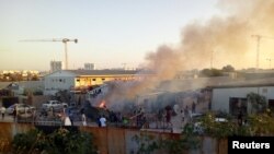 De la fumée près d'un camp de déplacés, Tripoli, le 2 septembre 2018