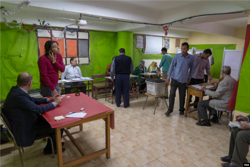 Despite widespread voter apathy and an uncontested election, Monday saw a steady stream of voters at polling stations like this one in central Cairo, March 26, 2018. (H. Elrasam for VOA)