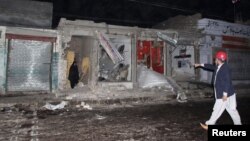 Para petugas keamanan meninjau wilayah bom bunuh diri di Rawalpindi, sekat Islamabad, Pakistan (21/11). Sedikitnya 23 tewas dan 62 lainnya terluka dalam insiden tersebut.