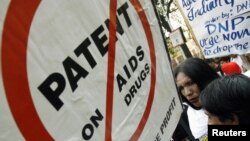 Protes terhadap pematenan obat AIDS, sesuatu yang akan terjadi jika perusahaan farmasi Novartis memenangkan kasus di India. (Foto: Dok)