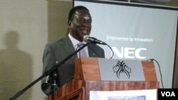 Emmerson Mnangagwa, le vice-président du Zimbabwe, donne une conférence à Harare, le 22 septembre 2016.