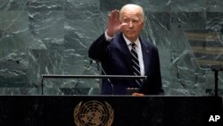 যুক্তরাষ্ট্রের প্রেসিডেন্ট জো বাইডেন জাতিসংঘ সাধারণ পরিষদের ৭৯তম অধিবেশনে ভাষণ দেওয়ার পর হাত নাড়ছেন, ২৪ সেপ্টেম্বর, ২০২৪। 