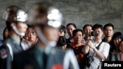 Para petugas khusus untuk tugu peringatan Sun Yat-sen di Taipei, Taiwan, berbaris melewati rombongan wisatawan dari China. (Foto: dok).