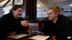 17일 영국 런던의 '셰익스피어스 헤드' 술집이 신종 코로나바이러스 통제 조치 이후 처음으로 실내 영업을 재개했다.