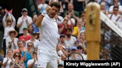 Novak Đoković slavi pobedu nad Poljakom Hubertom Hurkačom u trećem kolu Vimbldona (Foto: AP/Kirsty Wigglesworth)