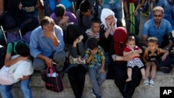 پناهجویان در یک ایستگاه قطار آهن