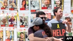 Posteri talaca koje Hamas drži u Gazi (Foto: AFP/Jack Guez)