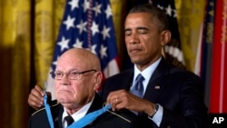 2014年9月15日，美国总统奥巴马在白宫向向退役陆军司令部军士长班尼•艾德金斯和已故陆军技术兵唐纳德•斯洛特颁发了美国最高军事荣誉勋章。