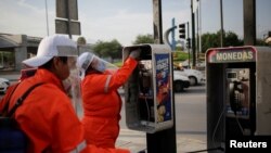 Petugas melakukan penyemprotan disinfektan di kawasan publik sebagai bagian dari langkah-langkah melawan penyebaran virus COVID-19 di Escobedo, pinggiran Monterrey, Meksiko, 28 Maret 2020. (Foto: dok).