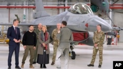 ប្រធានាធិបតី​អ៊ុយក្រែន​លោក Volodymyr Zelenskyy និងរដ្ឋមន្ត្រី​ការពារជាតិ​បែលហ្ស៊ិក​លោកស្រី Ludivine Dedonder អំឡុងពេល​ទស្សនកិច្ច​នៅមូលដ្ឋានទ័ពអាកាស​ Melsbroek ក្នុងទីក្រុងព្រុចសែល ប្រទេសបែលហ្ស៊ិក នាថ្ងៃទី​២៨ ខែឧសភា ឆ្នាំ២០២៤។ 