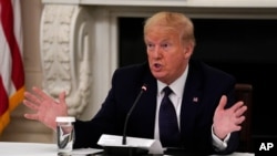 도널드 트럼프 미국 대통령이 18일 백악관에서 열린 요식업 경영자들과의 회담에서 연설하고 있다.